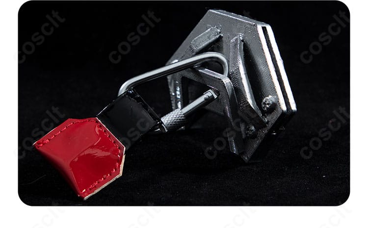 ベルトと腰装飾のアップ。怪盗テーマの金具とベルト位置関係、質感が見える詳細写真。