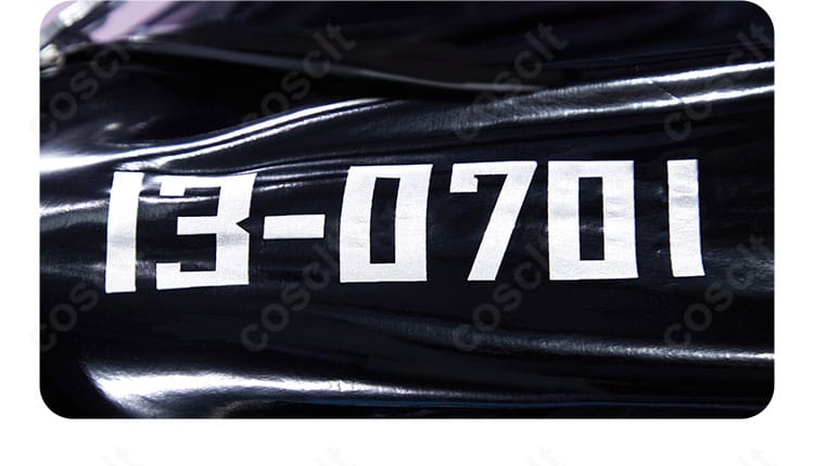 袖口と袖装飾の近接写真。縫い目処理と装飾の配置バランスが分かるディテール。