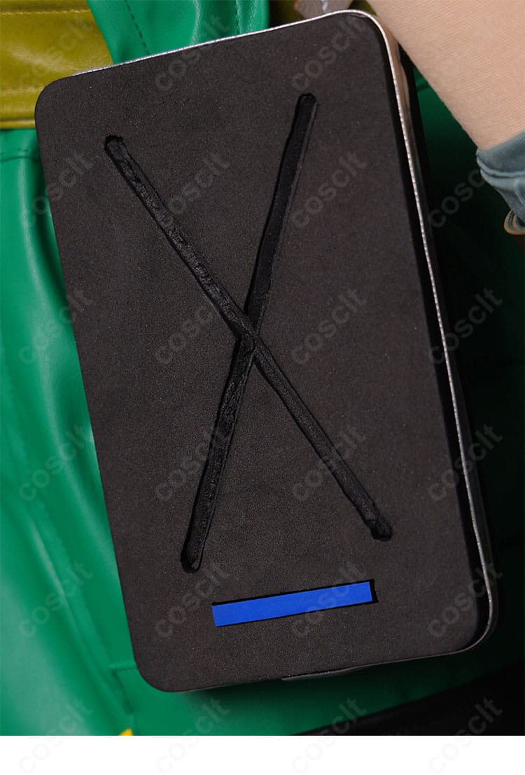 腰部装飾のクローズアップ。ベルトと腰飾りの質感・固定方法が分かる構図。