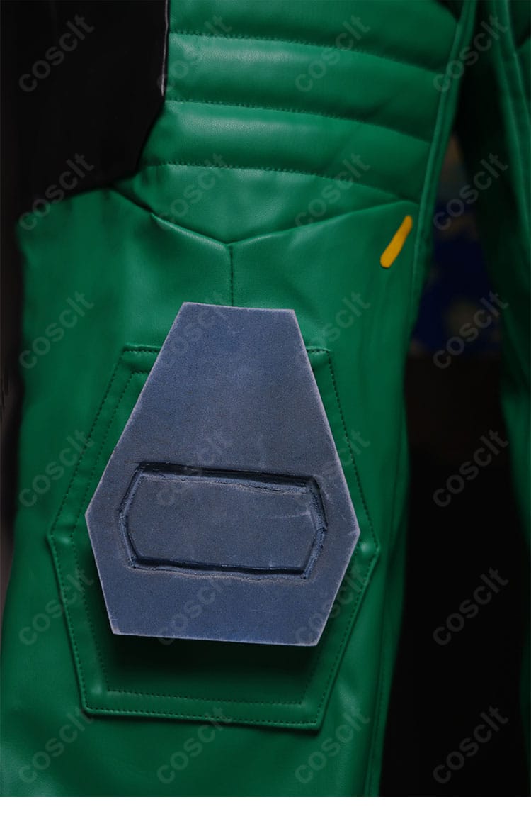 パンツ脚部の装飾ディテール。パネル切替とアクセの配置で劇中イメージを再現。