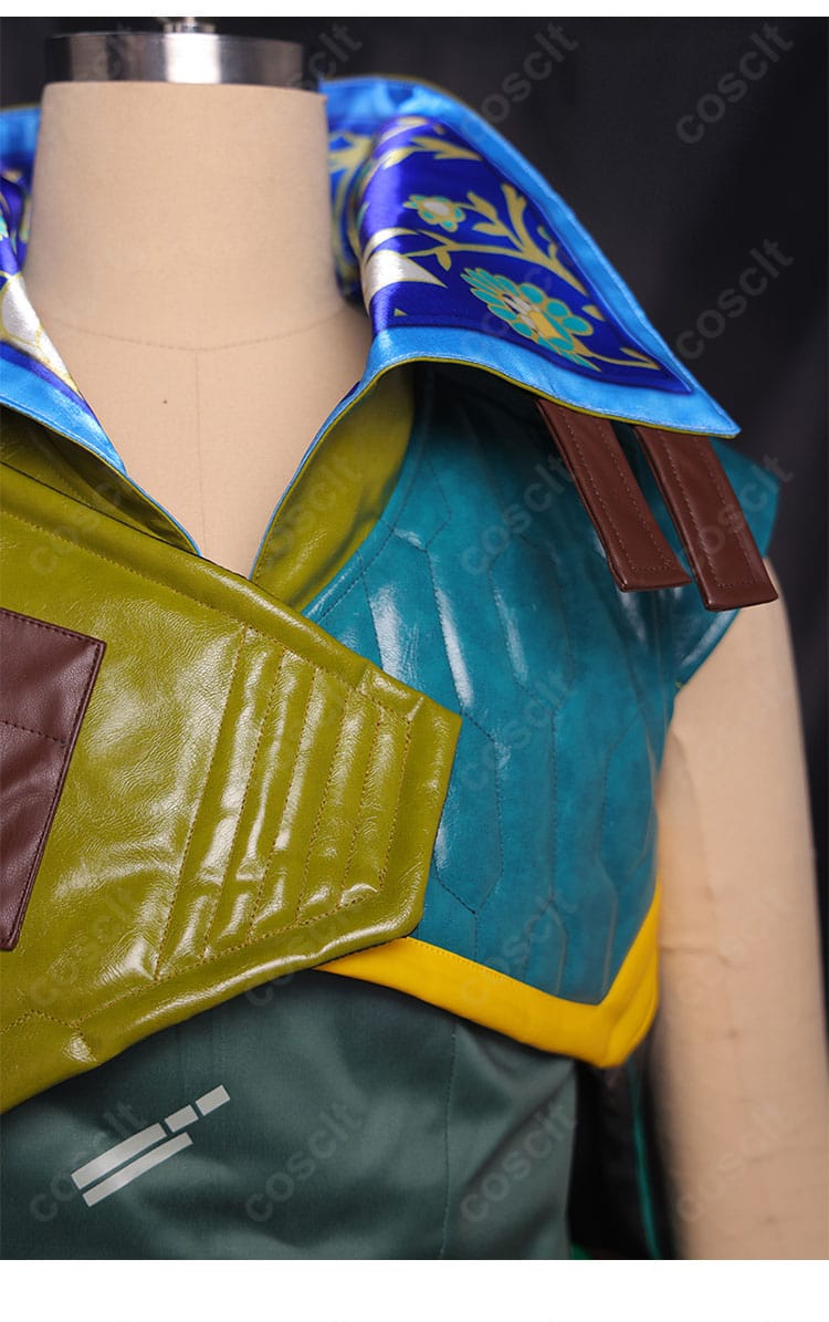 衣襟周りのクローズアップ。襟の形状と装飾ステッチでタクティカル感を表現。