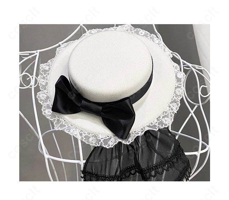 髪飾りディテール｜帽子モチーフの髪飾りの装飾と質感。コーデのアクセントを丁寧に再現。