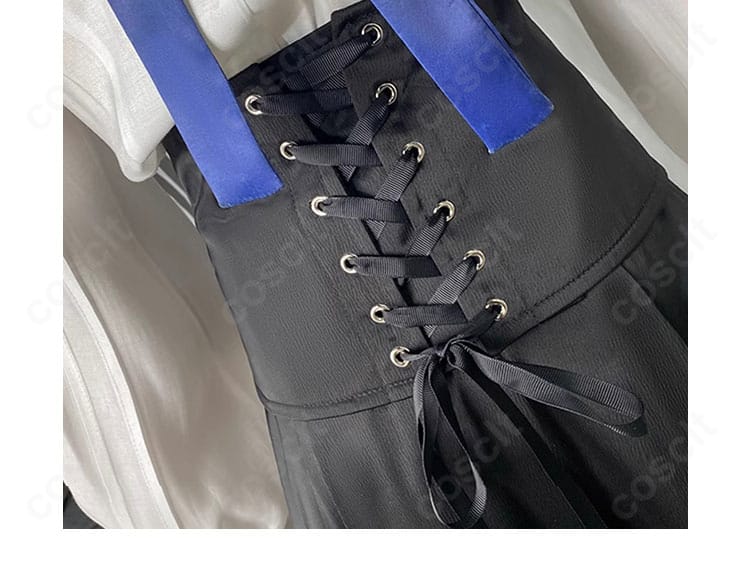 プロセカ KAITO コスプレ衣装の腰背面ディテール。オーバースカートの重なりとライン処理を強調