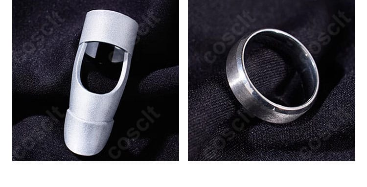 アクセサリー一式の詳細。指輪と指飾りの形状・カラー・仕上げが鮮明に分かる。