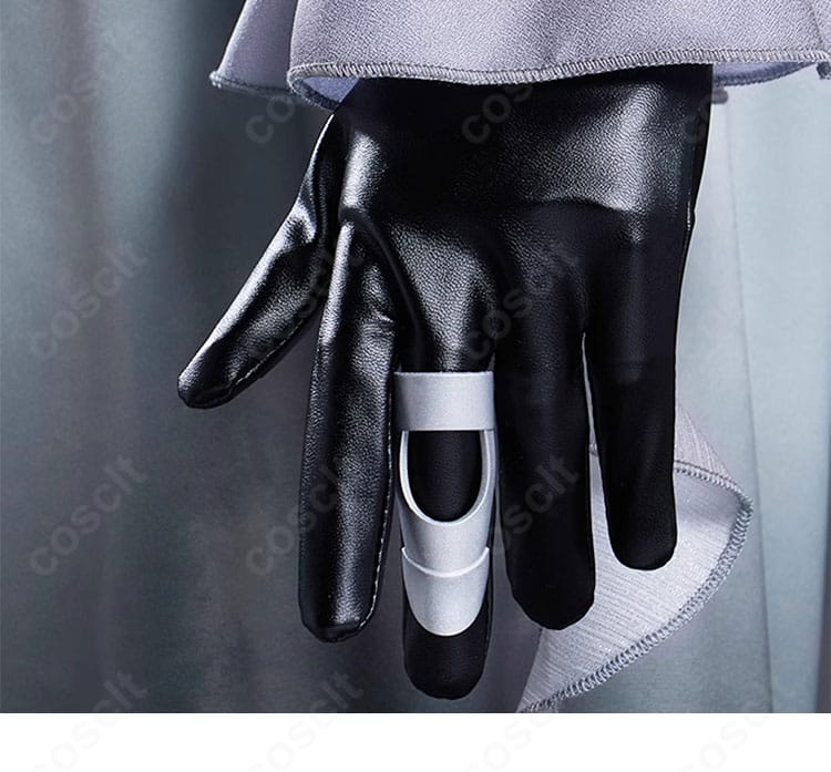 手袋の装飾ディテール。指先の意匠や質感、装着時のフィット感が分かるクローズアップ。