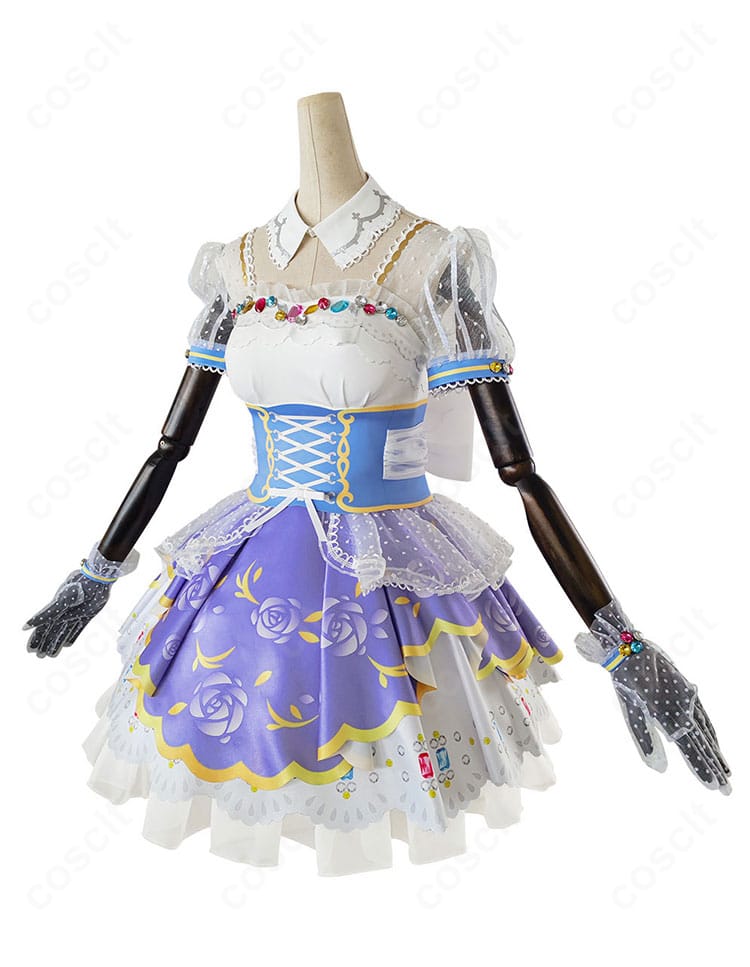 小泉花陽 ロイヤルプリンセス編 コスプレ衣装の側面シルエット。ドレープの落ち感とスカートボリューム、袖のフォルムを確認できる画像。