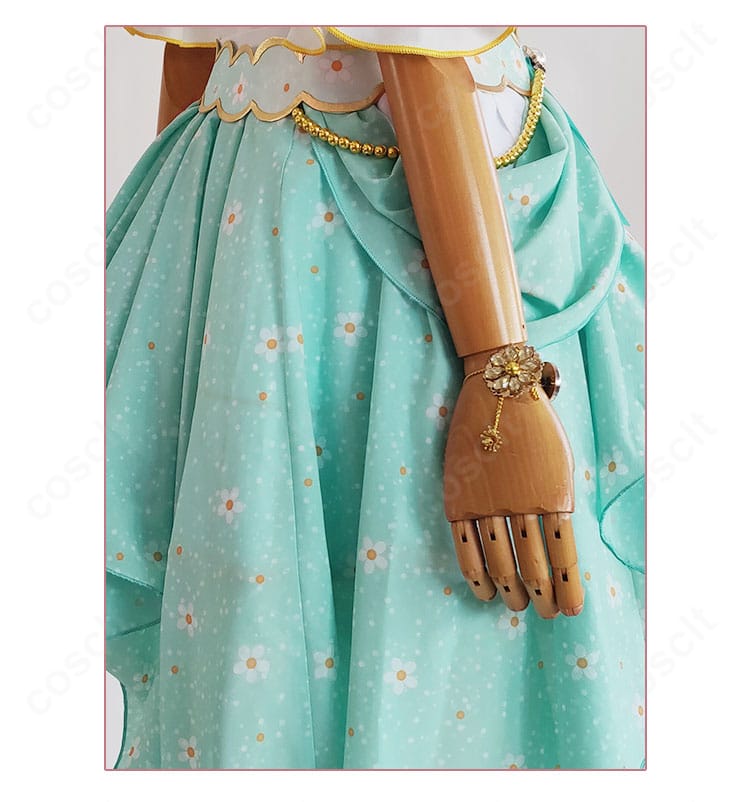 絢瀬絵里コスプレ衣装の腕飾りディテール。手首周りの装飾と留め具の作り、縁取りの仕上げを拡大表示。