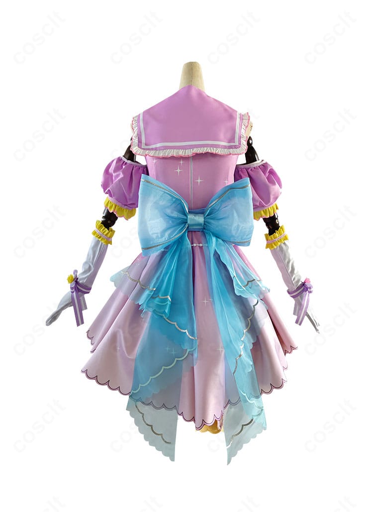 背面全体像。背中のファスナー位置やリボン、腰飾りの構成が分かる矢澤にこ カウントダウンライブ編コスチューム。