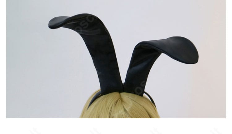 ヘアアクセサリーの近接写真。カチューシャと髪飾りのデザイン、カラーの統一感を示す画像。