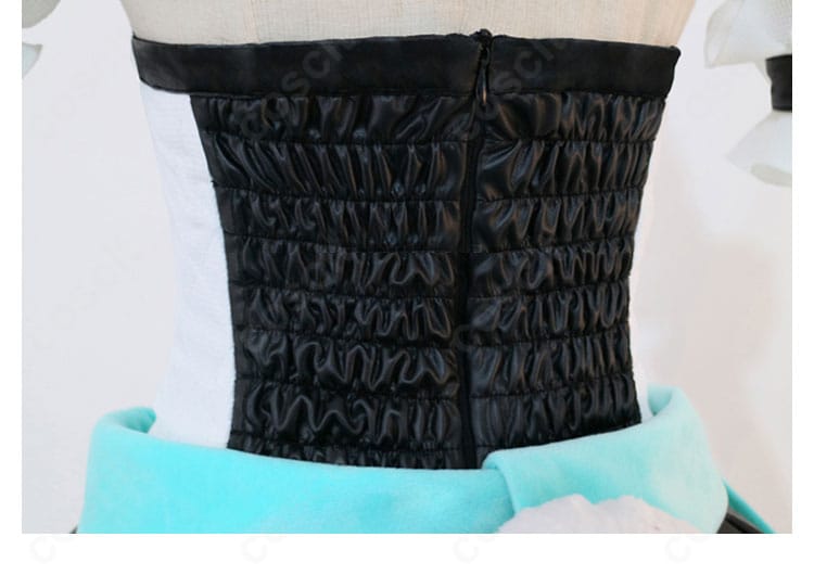 襟元・衣紋部のディテール。端処理と生地の重なり、首回りの収まりを確認できる画像。