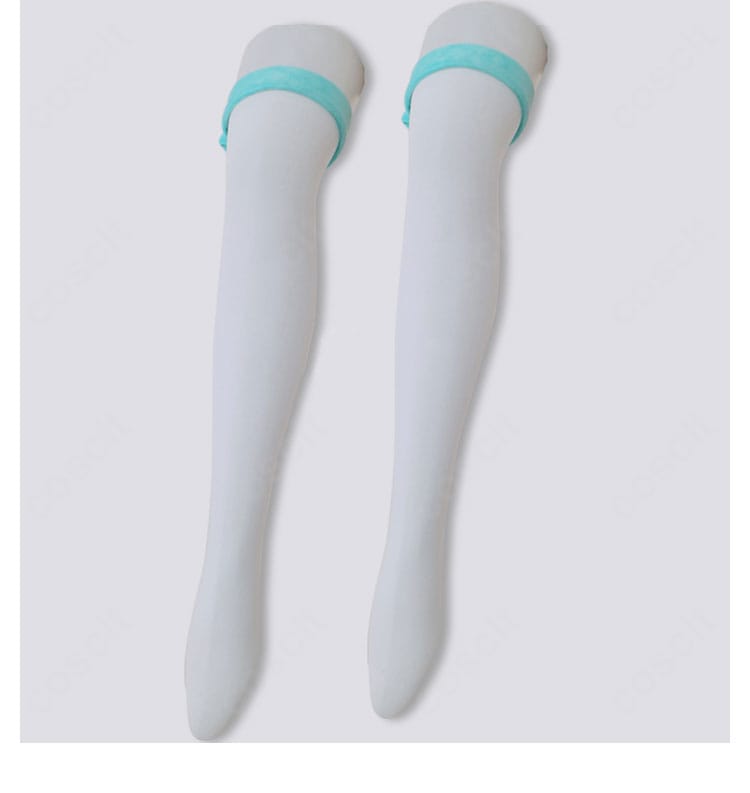 脚元ディテールの接写。ストッキングと足元のデザイン、ラインの見え方を示す画像。