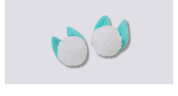 足飾りの装飾詳細。靴飾りの形状と固定方法、衣装全体との調和が分かる画像。