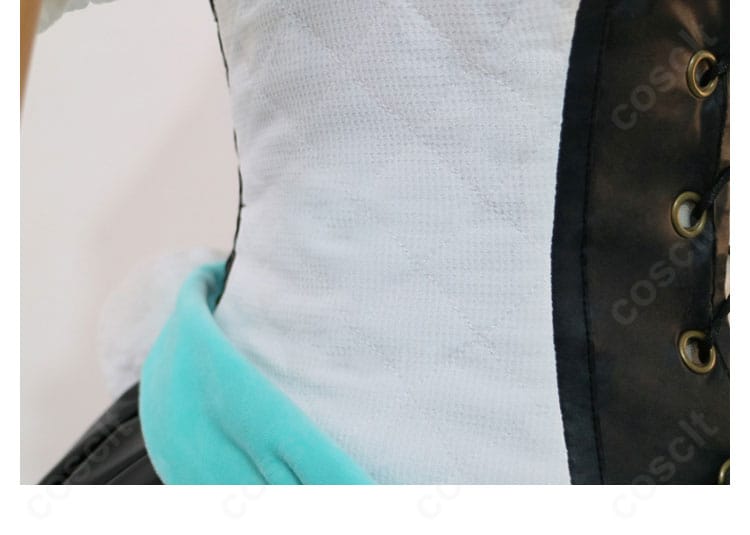 腰回りの装飾ディテール。ウエスト切り替えと飾りパーツの配置バランスを示す画像。