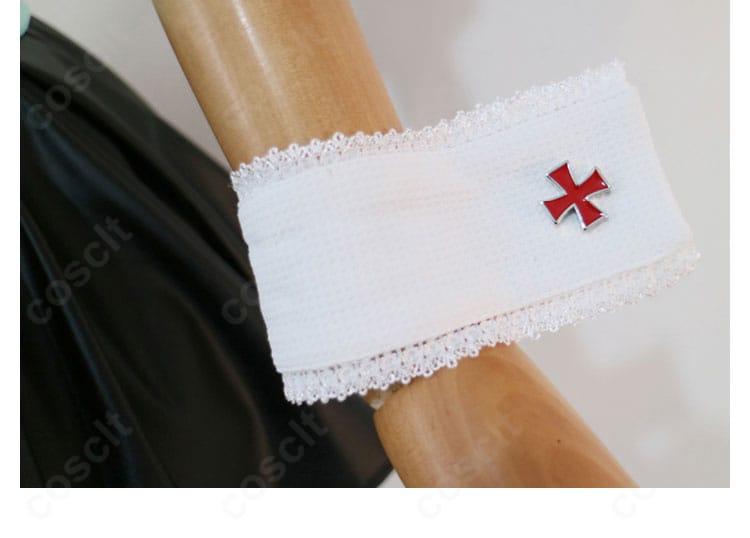 腕飾りの装飾詳細。カフの形状、縁のステッチ、アクセントボタンを確認できる画像。