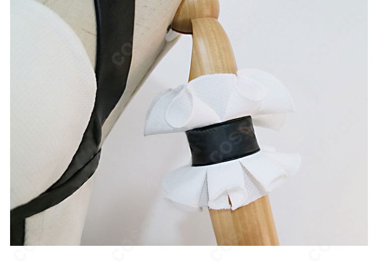 手飾りのアップ。手首飾りの形状と留め具構造、アクセント配色を示す画像。