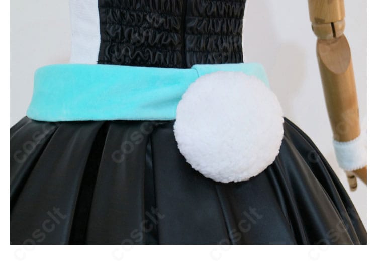 バニー衣装の尻尾飾りのクローズアップ。丸みのある形状と取り付け位置を示す画像。