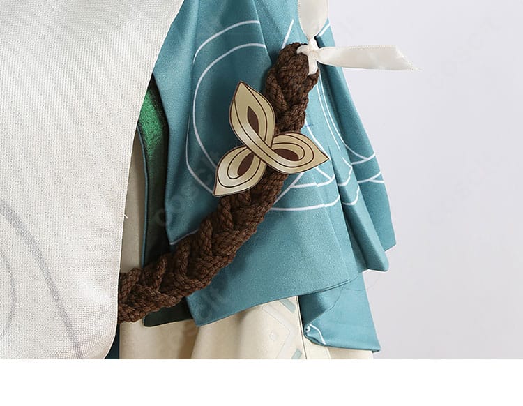 腕部装飾の詳細。ベルト留めと金具の配置、手袋との相性を見せるクローズアップ