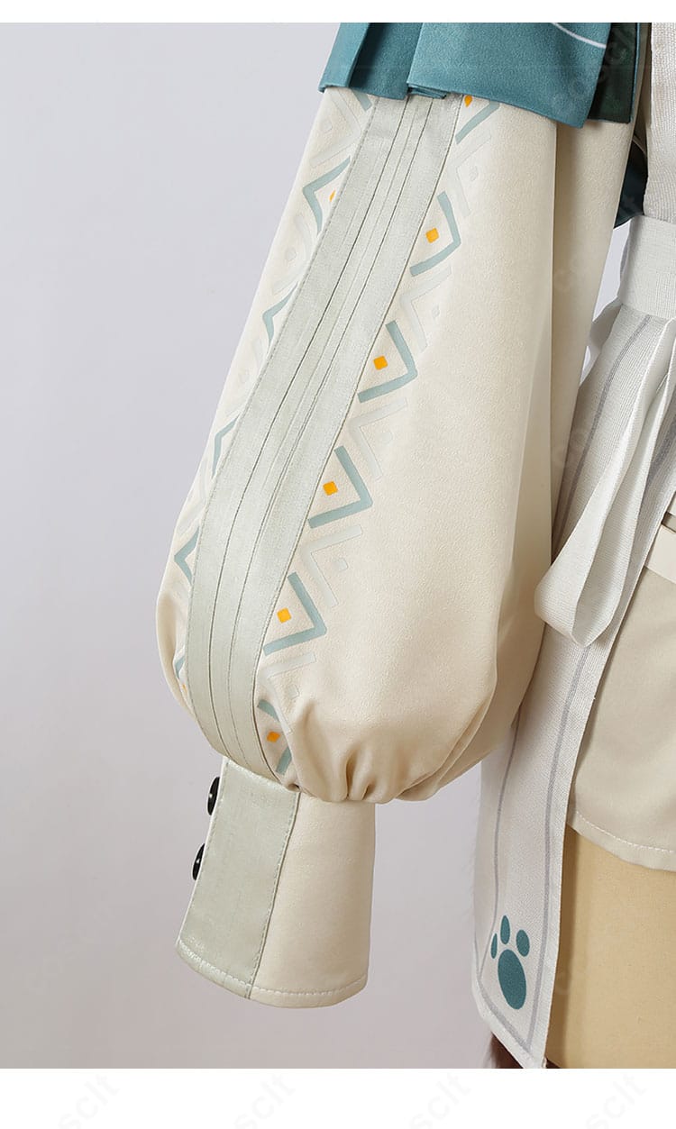 袖口装飾の拡大。パーツの重なり、金属調パーツの質感、縁取りの縫製を確認できるディテール