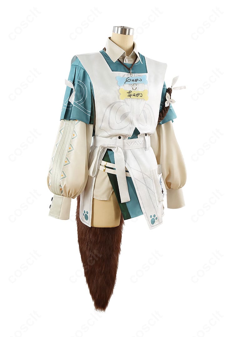 ガル コスプレ衣装の右側面。外套の落ち感とレッグカバーのフィット感、腰回りのベルト配置を確認できる画像