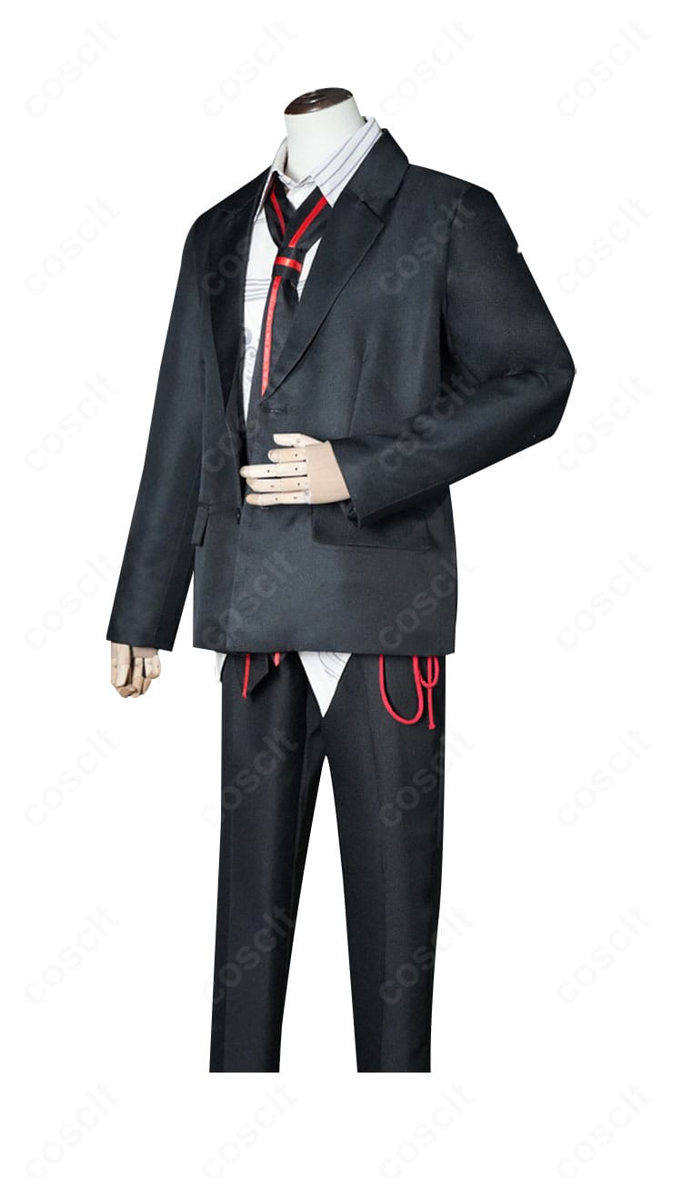 横からのビュー。コートの落ち感とサイドライン、サスペンダーの収まりが確認できる角度。