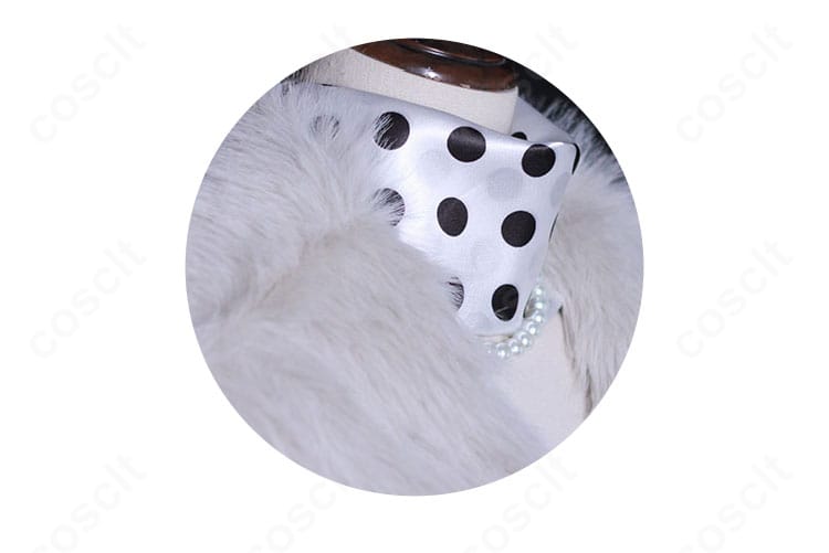 襟とネックレスの近接ディテール。スカーフの巻き方とネックレス装飾の質感が伝わるアップ。