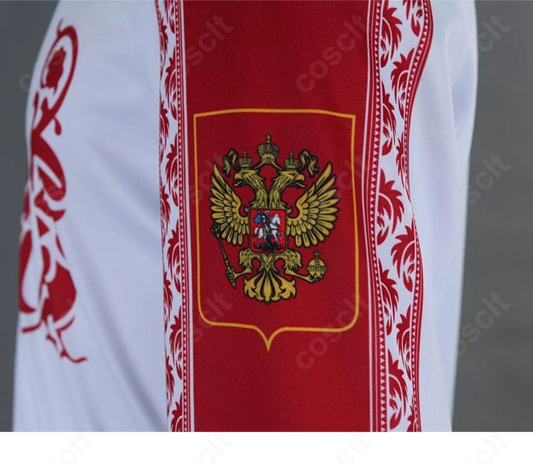 ヴィクトル・ニキフォロフ衣装の左袖ロゴ拡大。象徴的モチーフと色再現、プリントの精細さを示す画像。