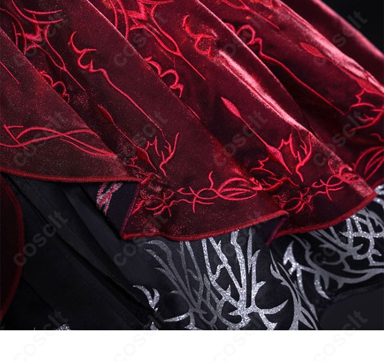 スカート裾の装飾にフォーカスした画像。フレア分量と縁取り、揺れ感が撮影映えする仕立てであることが分かる。