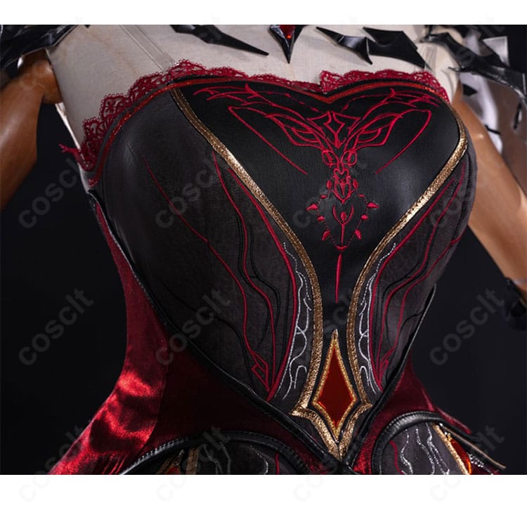 刺繍と装飾パーツのクローズアップ。深紅の熱情らしい繊細な刺繍とメタリック調パーツの質感が分かる接写。