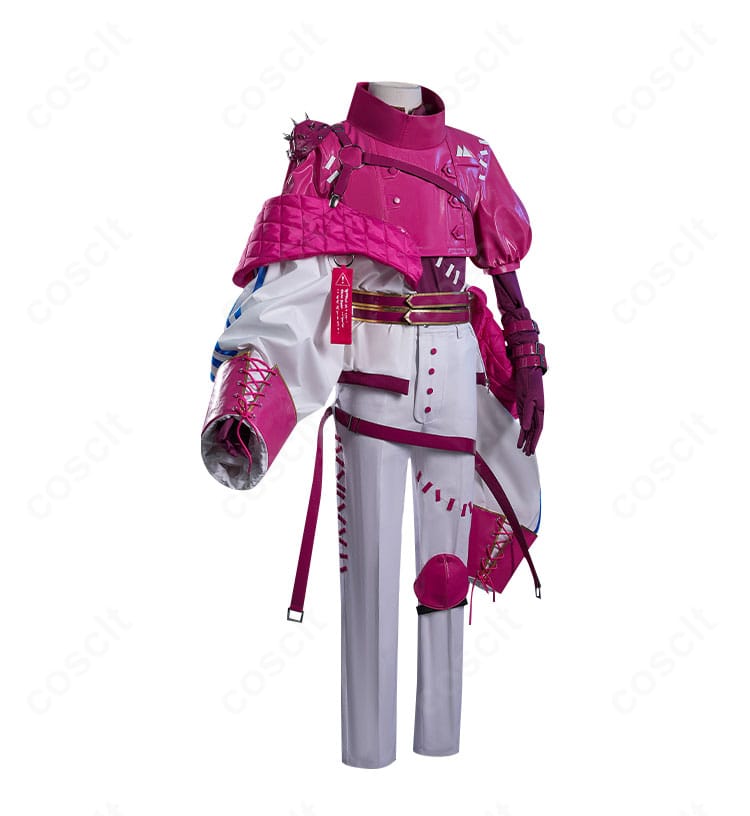 納棺師コスプレ衣装の右側全体図。肩飾りの立体感と外套のシルエットが見える角度。