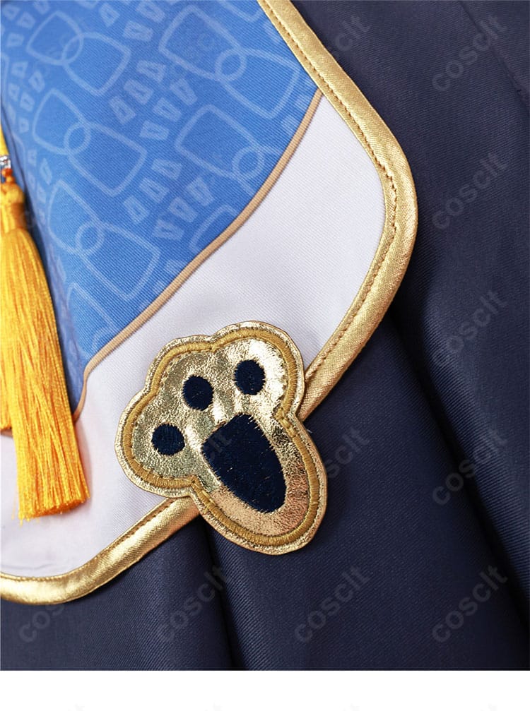 裾装飾のアップ。縁取りのラインと装飾パーツの配置が特徴的。