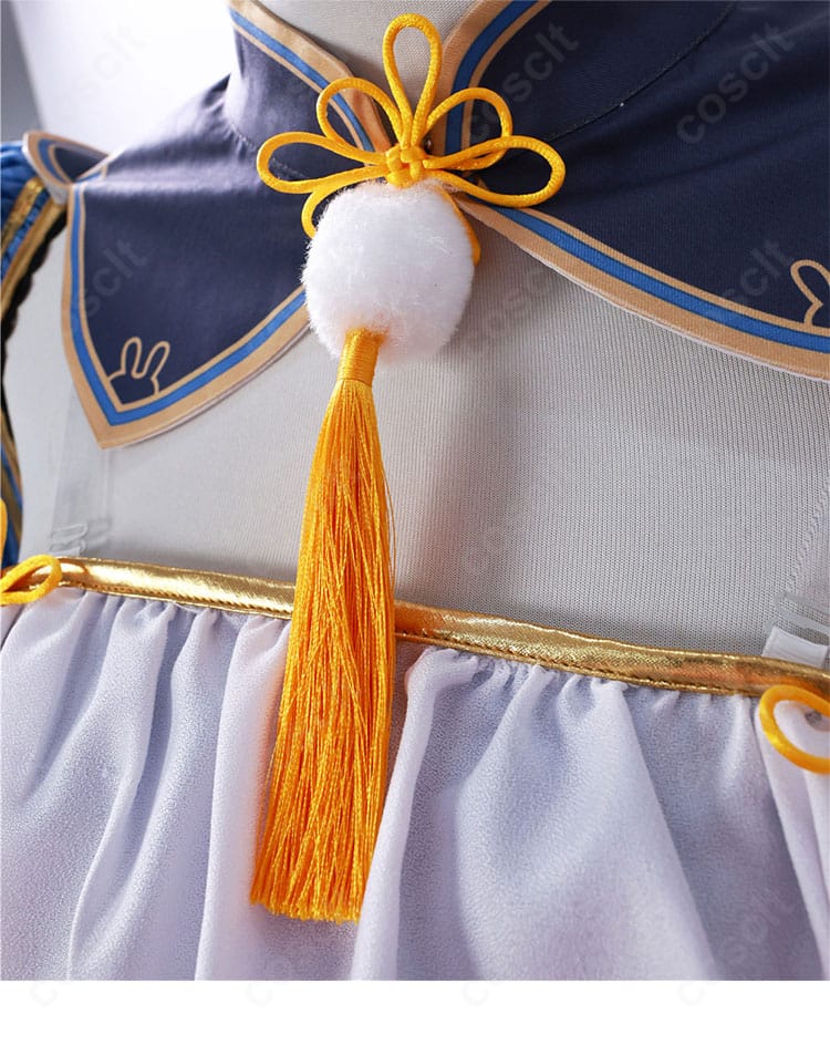 ネックレス装飾のクローズアップ。中央パーツとチェーンの質感を丁寧に表現。