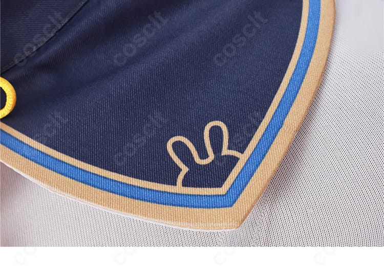 襟周りの装飾詳細。特徴的な形状とステッチワークを強調。