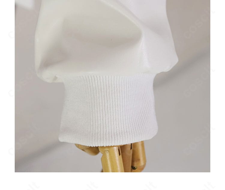 袖口ディテールの接写。端正な縫製と丁寧な仕上げが分かる構図。