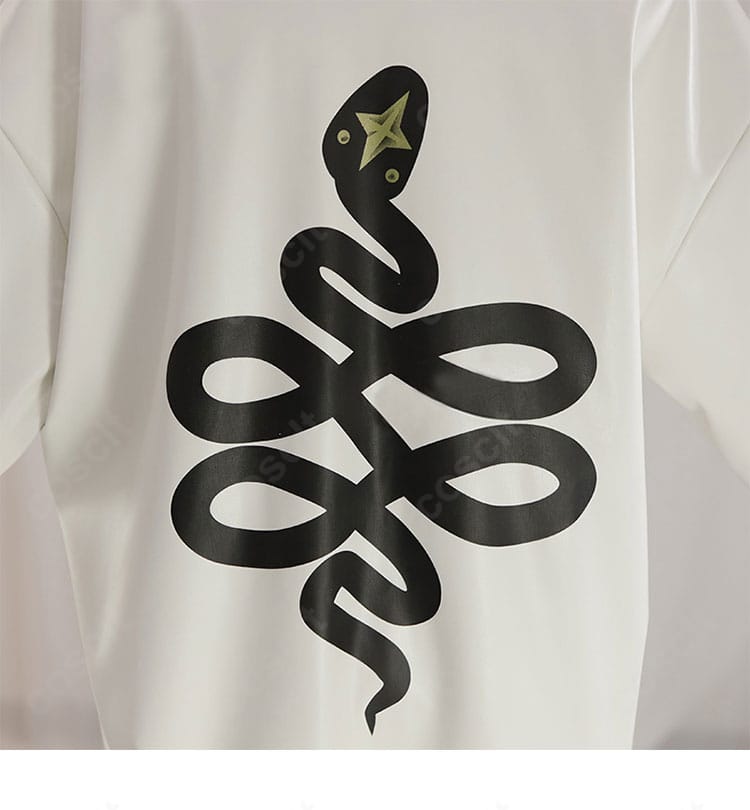 袖の装飾アップ。刺繍とパイピングで精悍な印象を演出。