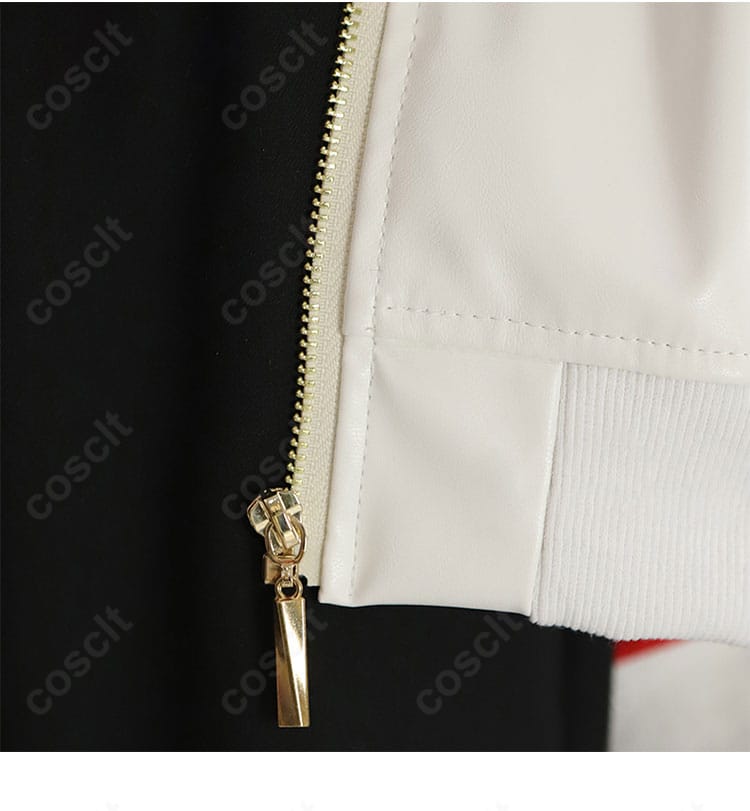 外套の衣链ディテール。チェーンの質感と配置がアクセントになったデザイン。