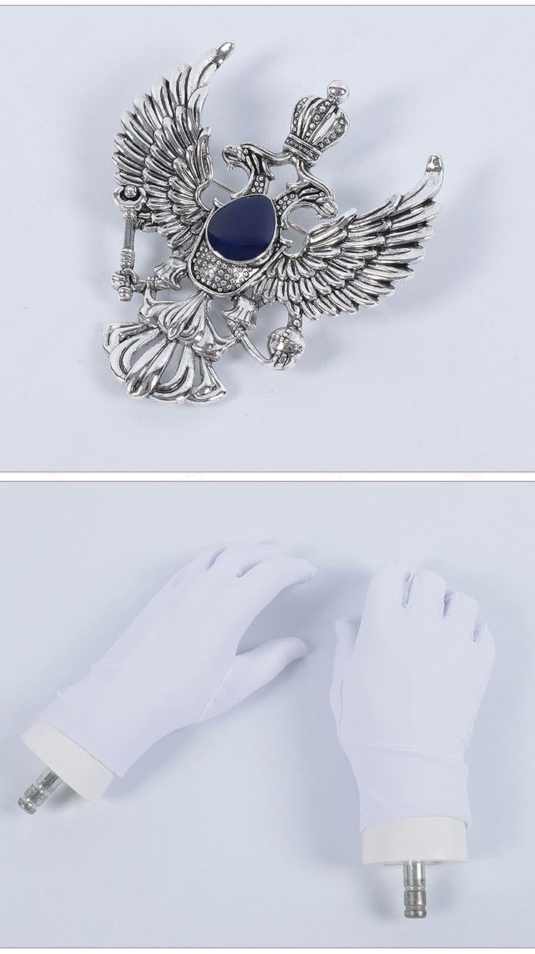 胸飾りと手袋の装飾アップ。胸元アクセサリーの輝きとフィット感のあるグローブを強調。