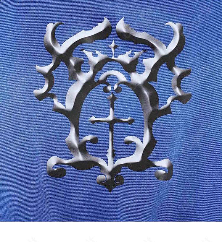 服装背面の装飾詳細。背中のデザインバランスと縫製の丁寧さを示す。