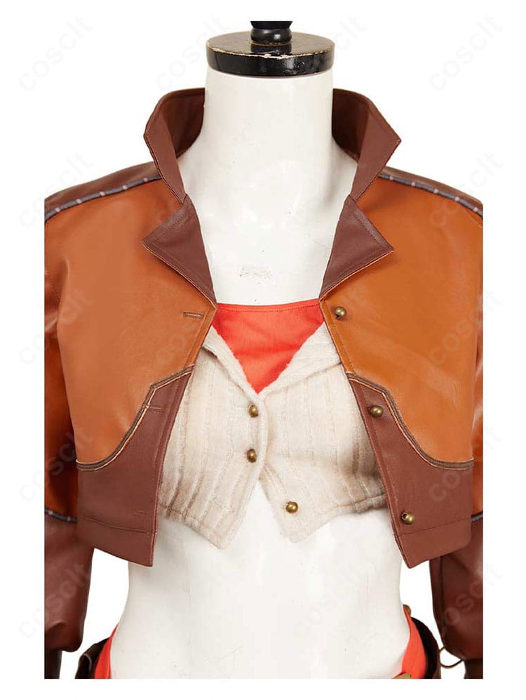 襟元の近接写真。精緻な刺繍と装飾パーツの質感が分かるディテールアップ。