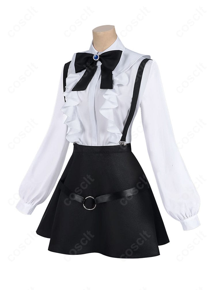 側面画像。ウエストラインのフィット感やスカートのドレープ、サスペンダー部分の見せ方など横からのディテールを強調。