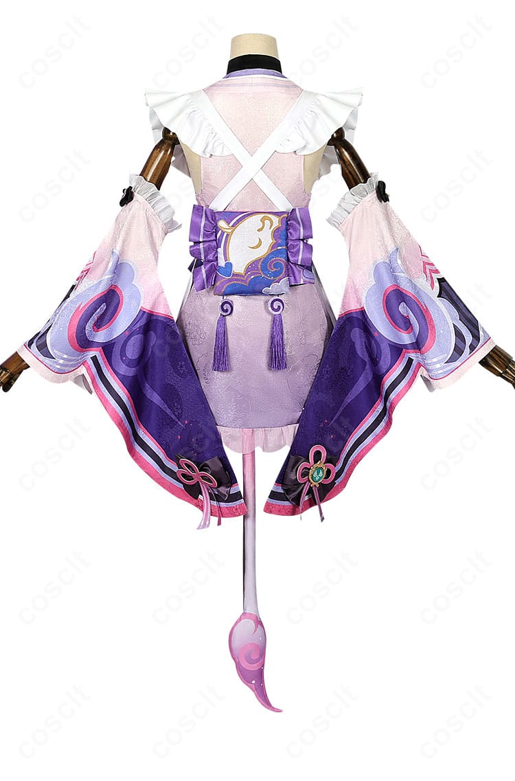 原神コスプレ衣装の背面。背飾りと腰飾り、尻尾パーツの配置を忠実に再構成したデザイン。