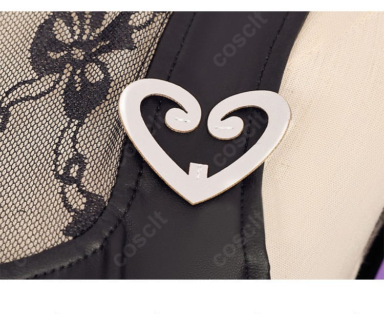 機械技師衣装の肩帯装飾クローズアップ。金具とステッチの質感を精密に再現。