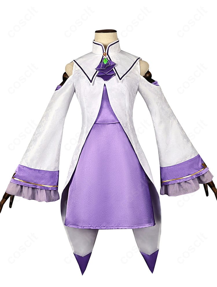 エミリア コスプレ衣装の正面全身。上品な白地に薄紫の差し色、清楚なワンピースシルエットと髪飾りのディテールが分かる写真。
