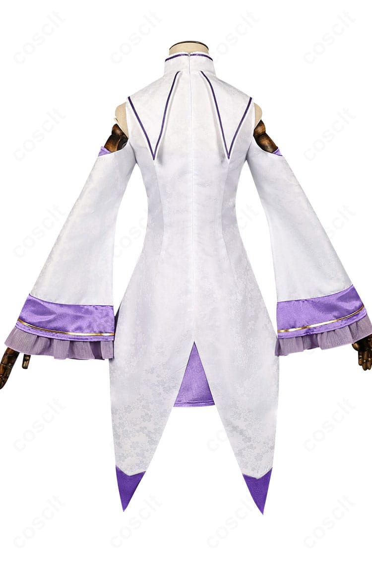 エミリア衣装の背面。背中のラインやスカートの広がり、はだけにくい安定設計によるきれいな落ち感が確認できる写真。