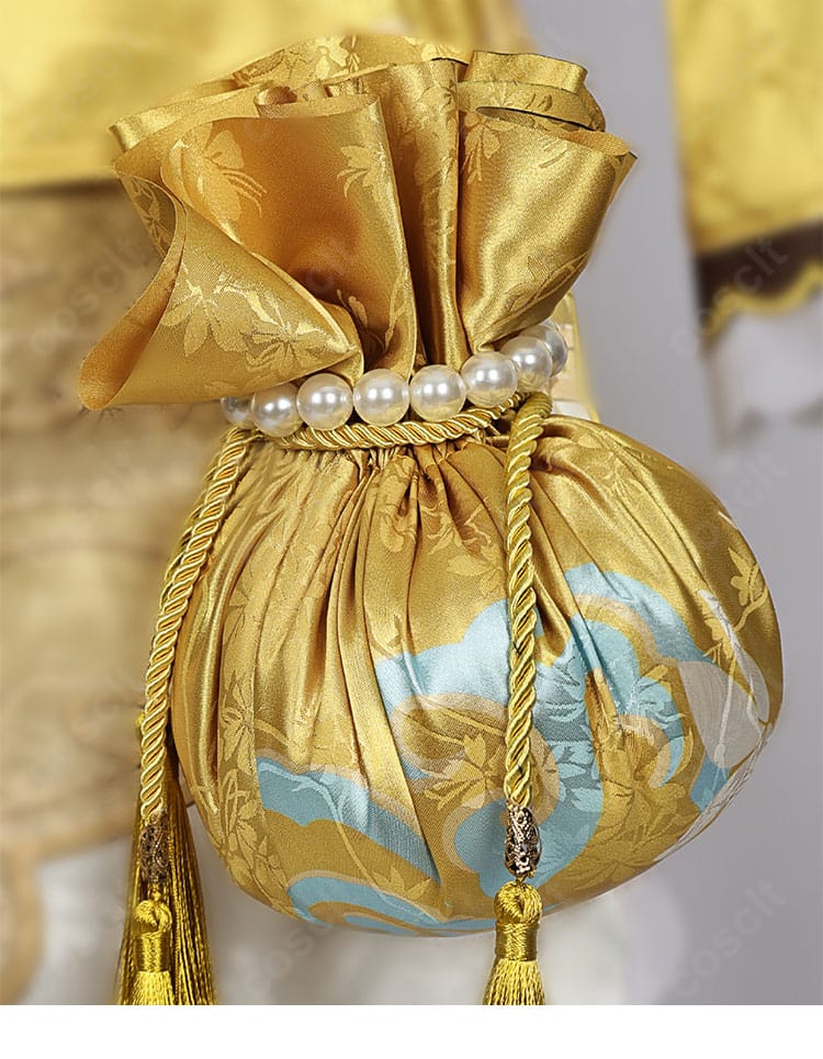 腰飾りの近接写真。モチーフの造形と吊り下げパーツがアニー・レスターらしさを引き立てる。