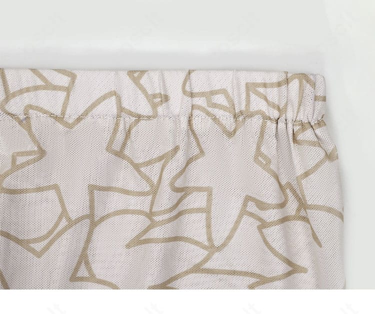 アクセサリー一式のディテール集合。胸飾り・耳飾りなど小物の質感と造形を確認できる写真。