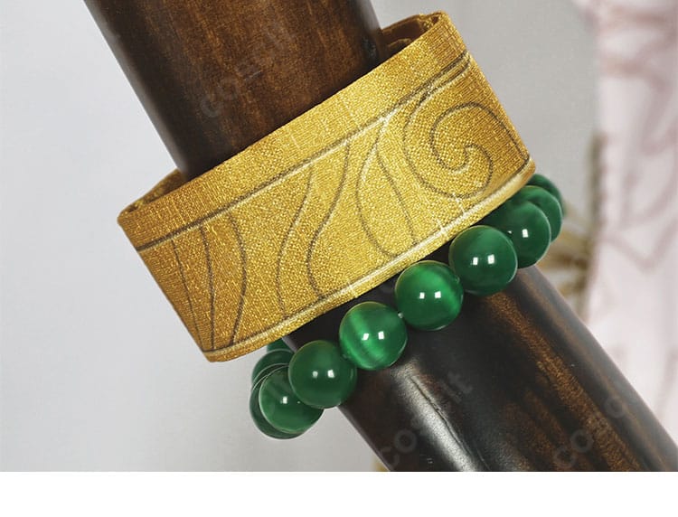 腕飾りの装飾ディテール。素材感と留め具構造が見えるクローズアップ画像。