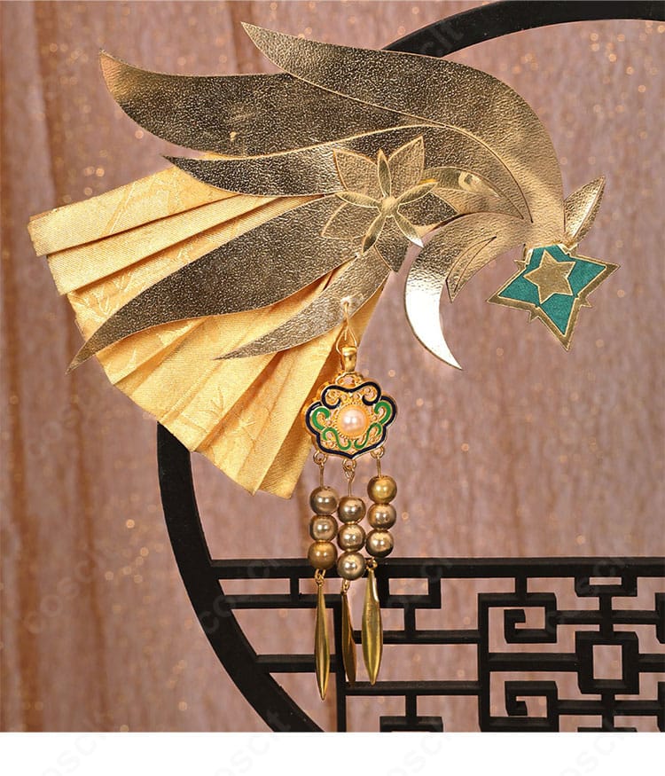 髪飾りの正面。色調とモチーフバランスが衣装全体と調和している様子を示す写真。