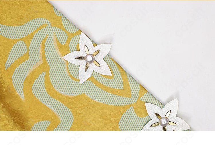 袖口ディテール。袖先の刺繍と装飾パーツ、ステッチの丁寧さが分かるクローズアップ。