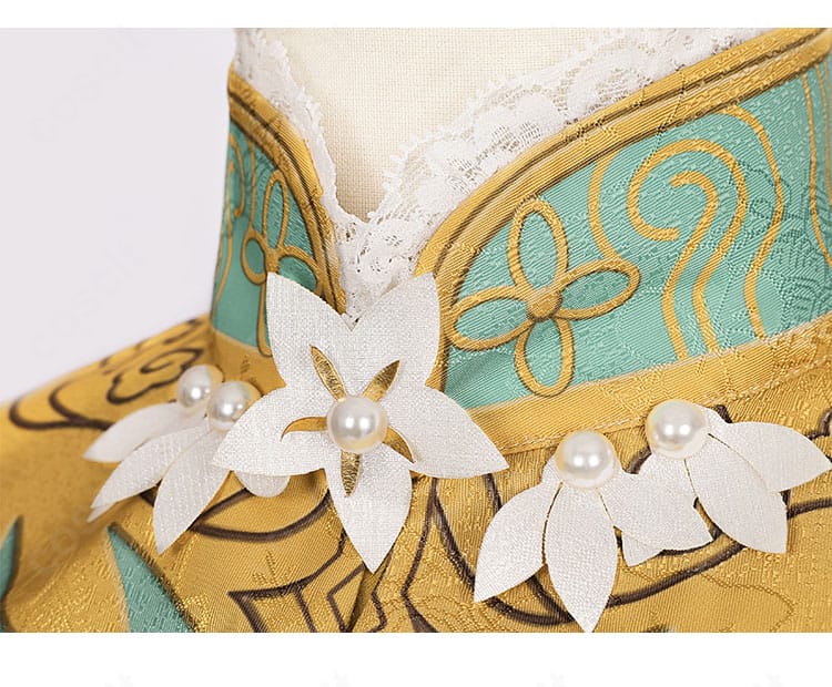 襟元ディテール。花千樹のエレガントな襟周りの刺繍と装飾パーツを近接で撮影した画像。