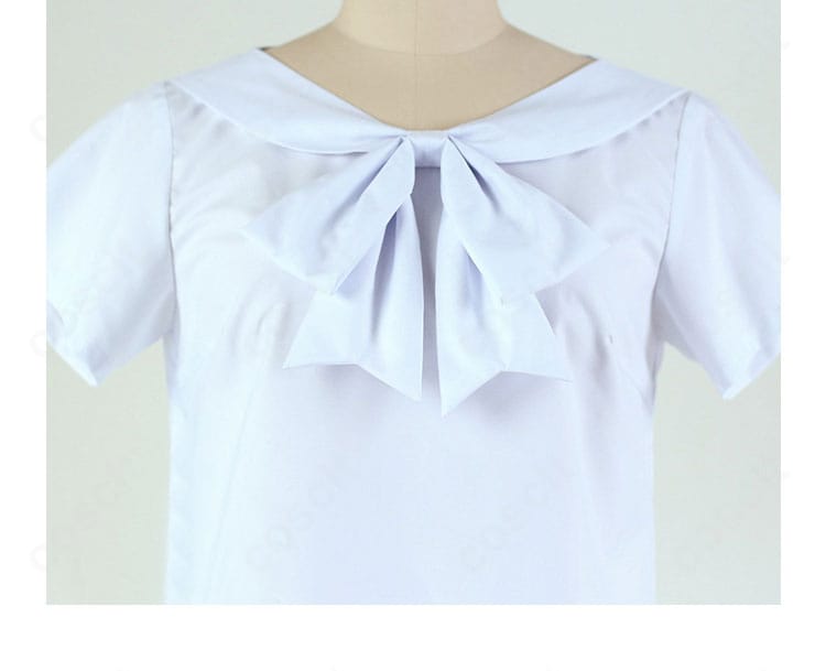 首元アクセントの装飾ディテール。春らしい華やかさを引き立てるデザイン。